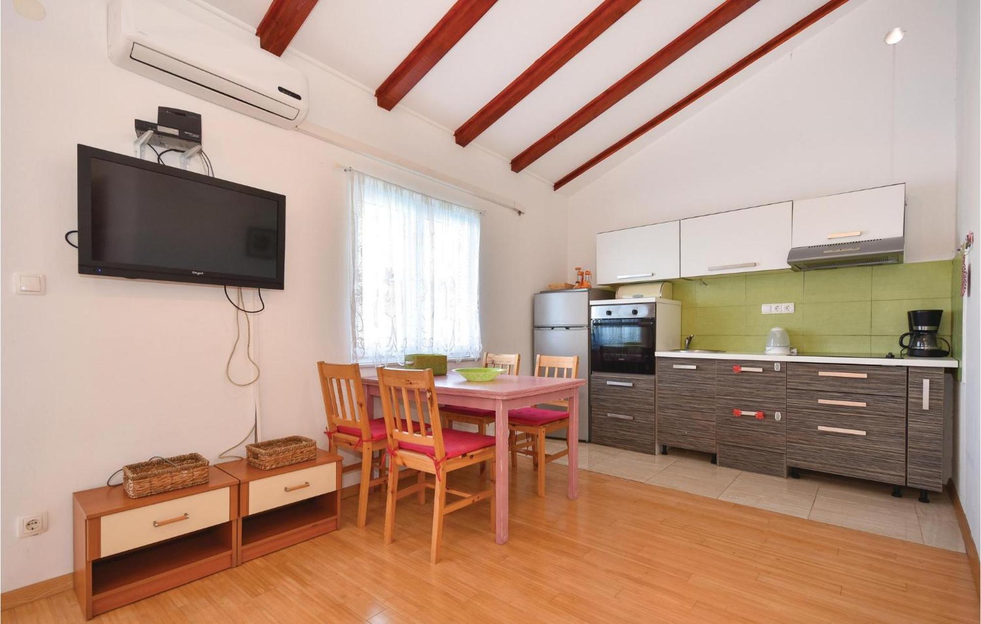 2 Bedroom Gorgeous Apartment In 斯托莫斯卡 外观 照片