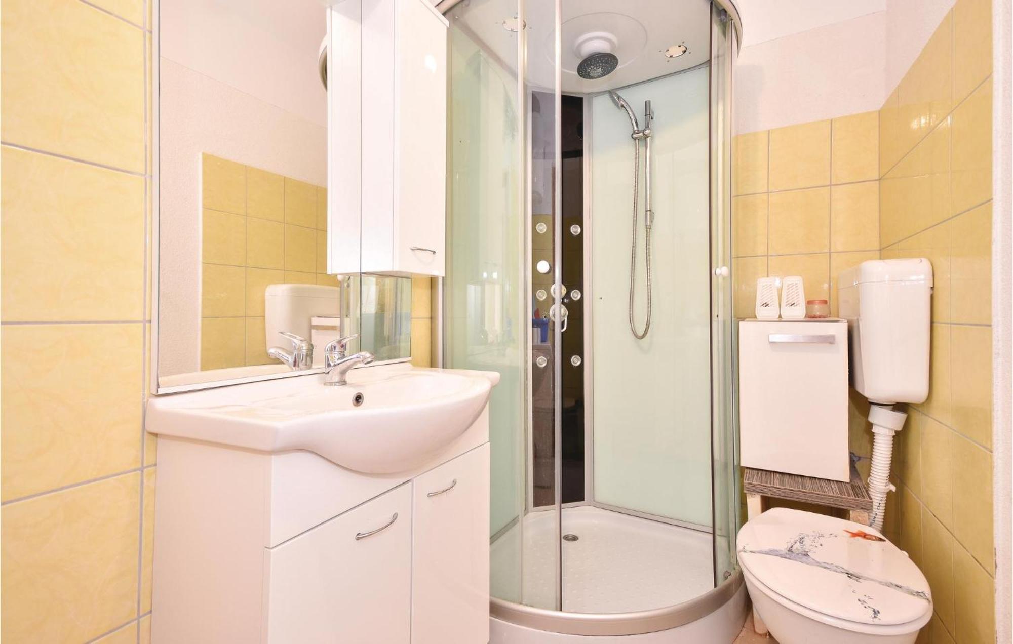 2 Bedroom Gorgeous Apartment In 斯托莫斯卡 外观 照片